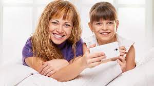 Apabila ingin menggunakan smartphone di dalam mobil, lebih praktis jika anda memiliki car phone holder. Awas Ini 7 Bahaya Main Hp Saat Mengasuh Anak