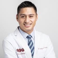 Randy Rosales '12 Mentors the Next Generation of Dental Professionals