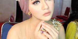 FOTO: Pilih Mekeup Flawless, Jenita Janet Makin Cantik Bak Boneka