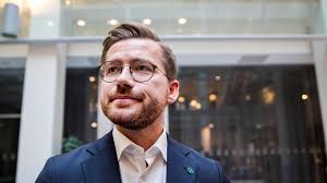 Guri melby håper debatt om tradisjonelle kjønnsrollemønstre vil føre til økt bevissthet og endrede holdninger. Sveinung Rotevatn Vil Bli Ny Venstre Leder Abc Nyheter
