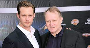 1 under skarsgårds uppväxt flyttade familjen ofta och de bodde hans första år i totebo i hjorteds socken i norra småland, därefter i kalmar, marielund i funbo socken utanför uppsala och i uppsala innan det blev klagshamn strax söder om. Tag Familj Transportarbetaren