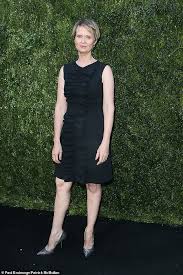 Sezonda gercekten hamile kaldigi icin dizide de cocuk doguran, kizil sacli bazen hos bazen cirkin olabilen hatun. Cynthia Nixon Says Parts Of Sex In The City Now Look Very Dated Daily Mail Online