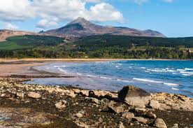 striking distances from plunging northern cliffs to rolling