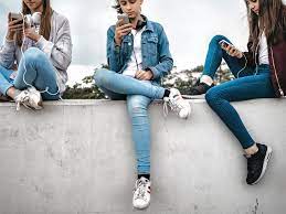 Being A Teen On Social Media Is Like Having A Full-Time Job - Chatelaine