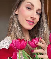 L'antipatia e la spocchia di questa chef francese è quasi come quella di  Mary, non le piace nulla, ma questi non sono già degli chef.