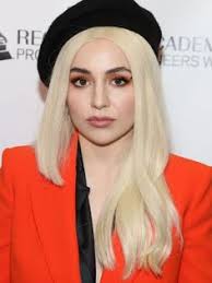 Photo Credits Getty Images Una Sforbiciata Prepotente A Destra Una Piccolissima A Sinistra Una Spazzolata Et V Max Singer Hairstyle Names Celebrities Female