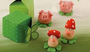 Wenn sich nicht gerade das zitronenschweinchen weigert, die glücksmünze in den mund zu nehmen, oder der rauchfangkehrer im vierblättrigen klee einfach keine haltung bewahrt. Glucksbringer Basteln Uberraschung Fur Silvester