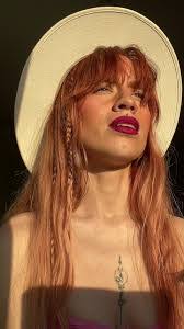 Roseanna Lee's Instagram, Twitter & Facebook