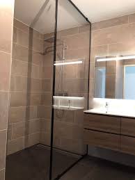 vorige week hebben wij deze douchewand tot aan het plafond opgeleverd het keramische kader rondom geeft de douchewand een ind douche scherm badkamer plafond