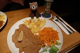 Schöne geschenke und mitbringsel mit hamburg flair. Wiener Schnitzel Vom Kalb Mit Rostkartoffeln Und Mohrensalat Bild Von Tafelspitz Lust Auf Osterreichische Kuche Hamburg Tripadvisor