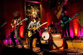 Gegründet wurde die blues garage im märz 1999 von henry gellrich, der sie zusammen mit seiner familie auch heute noch betreibt. Laura Cox Quartz Stagelight Concert Photography