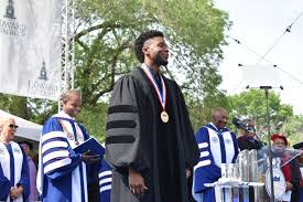 Chadwick boseman is returning to his alma mater, howard university, to deliver the commencement speech for the graduating class of 2018. Chadwick Boseman Delivers Howard University S 2018 Commencement Speech Whur 96 3 Fm