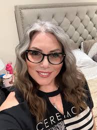 Hi! My name is Sabine Van Laarhoven and I live in Belgium. In my practice  AZURA I treat women who wish to conceive, pregnant women and children with  reflexology and orthomolecular advice.