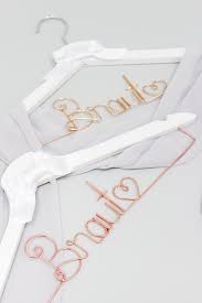Braut Kleiderbugel Geschenk Zur Hochzeit Schriftzug In Gold Oder Rosegold Braut Braut Kleiderbugel Geschenk Hochzeit Und Hochzeit Morgen