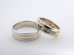 Te Gustan Los Disenos Modernos Estan Son Unas Elegantes Argollas En Oro Blanco Y Anillos De Oro Blanco Anillo De Compromiso Esmeralda Anillos De Bodas De Oro