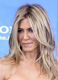 Her light brown hair, with beautiful golden blonde highlights, looks stunning. Sayfact Jennifer Aniston Jennifer Aniston Hai Hair Styles Long Hair Styles Jennifer Aniston Hair