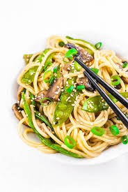 Asia Nudeln Mit Zuckerschoten Und Champignons In Unter 20 Minuten Rezept Lebensmittel Essen Rezepte Gesundes Essen