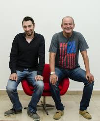 About us business tomato rote stuhle design mobelstuck. Bernhard Egger Bittet Stars Auf Den Roten Stuhl Gmund