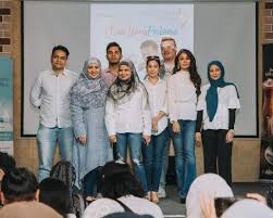 Kisah percintaan antara boss & intern. Kau Yang Pertama Bersiaran Di Hati Anda De Xandra Dapat Jumpa Couple Ter Sweet Tahun Ini De Xandra