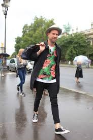 インナーにアロハシャツとは 素敵な発想 海外のストリートスナップ ファッションスナップ メンズファッションウィーク 男性のストリートスタイル ファッションスナップ