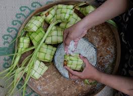 Kemudian jika bungkus ketupat sudah siap, isi beras ke bungkus atas sepetiga. Anti Gagal Ini Cara Membuat Ketupat Lebaran Lembut Dan Tahan Lama Bukareview