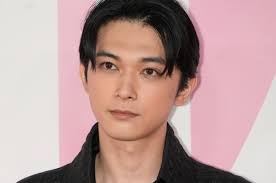 吉沢亮、人気俳優との“仲良しショット”にSNS沸く「お、おひざに ...