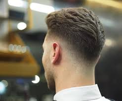 También conocido como low tapper fade, mantiene los lados de abajo de tu cabello lo más cerca de tu piel y se va volviendo más largo conforme va yendo hacia arriba. Low Fade Haircuts Faded Hair Mid Fade Haircut Mens Haircuts Fade