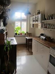 Lieblingszimmer Kuche Mit Gewurzsammlung Schonem Esstisch Aus Holz Sowie Grossem Fenster 3 Zimmerwohnung In Berlin Kuche L Wohnung Haus Kuchen Kuche Tisch