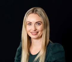 Musikkterapeut og @revyforsker Guro Høimyr oppdaget at det var et hull i  forskningen på den norske skolerevyen. Siden har hun vært flue på veggen  fra forberedelser og til teppefall ved årets revy