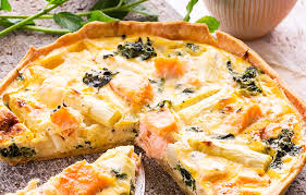 Jetzt die hälfte der tomaten in einer gut gefetteten auflaufform auf dem boden verteilen und die hälfte des parmesans darüber streuen. Vivanti Geniessen Wohlfuhlen Februar 2015 Spinat Lachs Quiche Mit Salat Der Saison Vivanti Geniessen Wohlfuhlen
