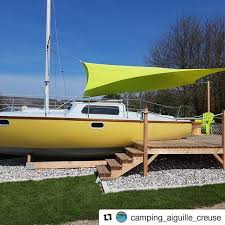 Ca C Est De L Hebergement Insolite Combien De J Aime Pour Ce Super Bateau Logement Camping Aiguille Creus Camping Life Outdoor Outdoor Decor