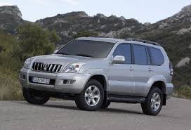 W teorii ten wóz jest wszystkim tym, o co nie chodzi we współczesnej motoryzacji, a w szczególności w toyocie. Toyota Land Cruiser Kombi 120