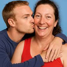 DE ULTIMO MOMENTO! Tenemos el primer vistazo detrás de cámaras de una  escena flashback con Bryan Cranston y Jane Kaczmarek para la nueva serie de  "Malcom In The Middle". Lois luce IDÉNTICA.