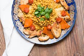 Vous allez apprendre, en images, comment faire la chebbakia, réussir vos gateaux en suivant les instructions de la recette de cuisine et en regardant simplement les photos qui sont très claires et même une vidéo du pliage de la chebbakia. Recette Arabe Avec Viande De Couscous De Legumes Et De Poulet Servie Dans Une Assiette En Porcelaine Banque D Images Et Photos Libres De Droits Image 74478890