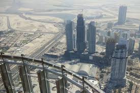 Ketinggian pencakar langit ini adalah 828 meter (2.717 kaki). 12 Foto Dari Burj Khalifa Dubai Gedung Tertinggi Di Dunia