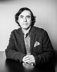 Born in bucharest, he graduated from the university of bucharest's faculty of romanian language and literature in 1980. Mircea Cartarescu