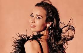 看到演出看板想要拍一下，結果旁邊的聽眾們好可愛… 笑得好開心😝 期待今晚的演出😇 Sea my performance screen, and  wish to have a photo… people around me were so sweet and make me laugh…  Looking forward to the concert tonight! #veronica郵輪巡演#