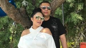 Krisdayanti mengatakan, ia tidak memiliki kesempatan untuk tinggal bersama aurel dan azriel. Umi Meninggal Dunia Krisdayanti Dan Yuni Shara Berduka Istri Raul Lemos Panjatkan Doa Ini Halaman All Pos Kupang