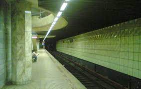 În apropiere se află liceul costin kirițescu, piața veteranilor, cora lujerului, pasajul lujerului și plaza romania. Gorjului Metro Station Wikipedia