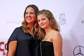 She is the youngest of four children, after valentin (born 1995), luna (born 1997) and lilli (born 1998). Dramatische Flucht Dana Und Emma Schweiger Entkommen Flammen Inferno