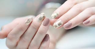 En revanche, en ce qui concerne les ongles, l'usage répété et continuel de gel pour les ongles risque de les fragiliser, voire de les abîmer durablement. 5 Choses A Savoir Sur Les Ongles En Gel Fourchette Bikini