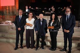 Helena Guasch i Sandra Blanch posen signatura femenina als Premis Literaris  2023, lliurats a la nau central de la Seu Vella i que han homenatjat Josep  Vallverdú