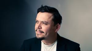 Ton Carfi apresenta o single “Último da Fila” e transforma história de  superação em canção inspiradora