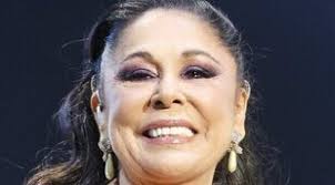 Soraya Arnelas, emocionada por actuar con Isabel Pantoja, tiene un detalle  con ella en su concierto de Mérida