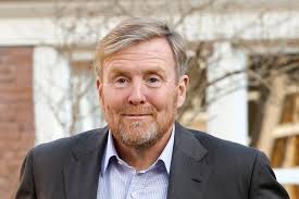 Zoveel uur moet je met een minimumloon werken voor 1 jaarsalaris van de koning