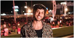 Dani é uma talentosa escritora que é jovem, autêntica e intensa. Mae De Chay Suede Publica Clique Do Filho Com A Neta Olhar Apaixonado De Um Pai