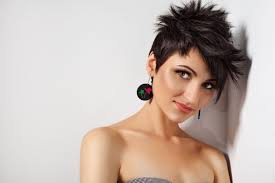 Stufige Bubikopf Frisur Freche Pfiffige Und Flippige Kurzhaarfrisuren Haar Styling Styling Kurzes Haar Medium Haare