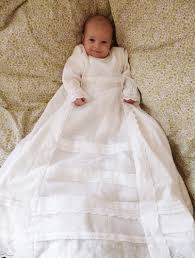 On trouve aujourd'hui de charmantes robes et barboteuses de baptême pour que votre bébé soit le plus beau ce jour important de sa vie spirituelle. Ou Trouver De Jolies Robes De Bapteme Maman Vogue