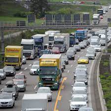 Juni war die warteschlange vor dem nordportal 19 kilometer. Stau Gotthard Prognose