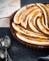 This Banana Brulee Tart From Twocupsflour Tastes Like A Creme Brulee And A Banana Split Combined Together A Chocolate Coconut Crust A Banana Split Eat Food